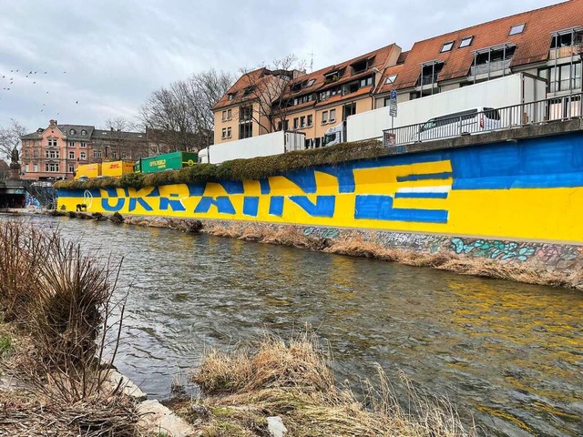 Ein Ukraine-Solidarittsgraffito finde...mufer unterhalb der Leo-Wohleb-Strae.  | Foto: Jrg Buteweg