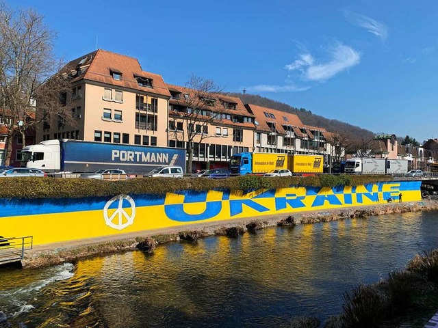 Direkt an der Schwabentorbrücke hat de... ein riesiges Ukraine-Graffiti gemalt. | Foto: Carolin Johannsen Direkt an der Schwabentorbrücke hat de... ein riesiges Ukraine-Graffiti gemalt. | Foto: Carolin Johannsen