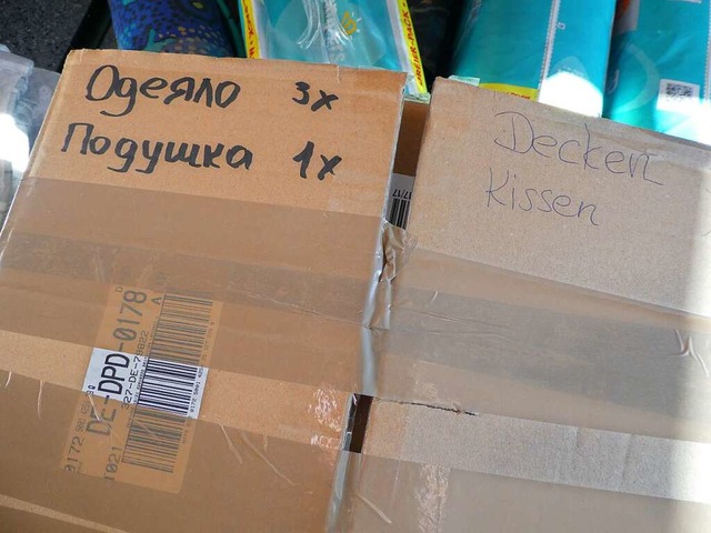 Spender haben Kartons mit kyrillischer Beschriftung gebracht.  | Foto: Peter Stellmach