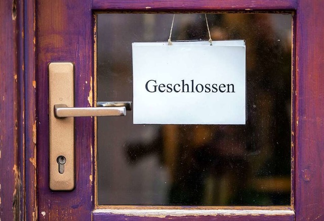 Ein Schild mit der Aufschrift &#8222;G...emide an der Tr eines Ladengeschfts.  | Foto: Jens Bttner (dpa)