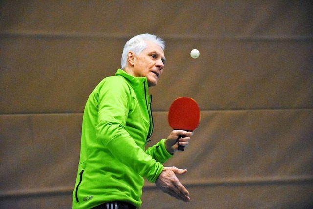 Siegfried Zhringer beim konzentrierten Tischtennis-Spiel  | Foto: Thomas Biniossek