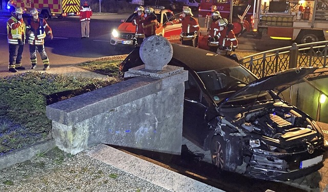 <Anlauf>Ein Auto ist in Rhina</Anlauf>...assen wurden  leicht verletzt .</Text>  | Foto: Feuerwehr Laufenburg