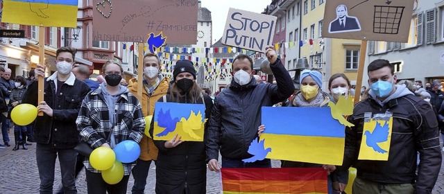 Deutliche Botschaft: Die Pfarrjugend T...elen Schildern nach Waldshut gekommen.  | Foto: Ursula Freudig