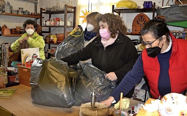 Carola Mhlbach (rechts) und ihrer Hel...ll zu tun, um die Spenden zu verpacken  | Foto: Christiane Sahli