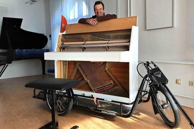 Frank Michael Kahl aus Kirchzarten baut ein mobiles Klavier fr spontane Auftritte