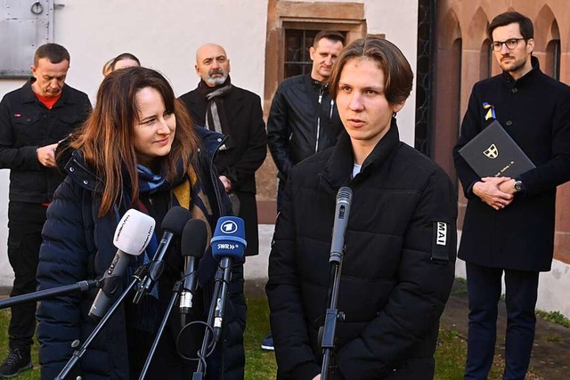 Oleksandr Bohdanov (vorne rechts) berichtet vor dem Rathaus ber seine Flucht.  | Foto: Thomas Kunz