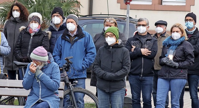 Mit Friedensfahnen, Friedensplakaten u...Opfer der Grueltaten in der Ukraine.   | Foto: Christine Weirich