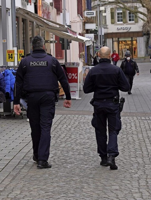 Zwei Mitarbeiter des Kommunalen Ordnun...beim Kontrollgang durch die Innenstadt  | Foto: Stadt Lahr