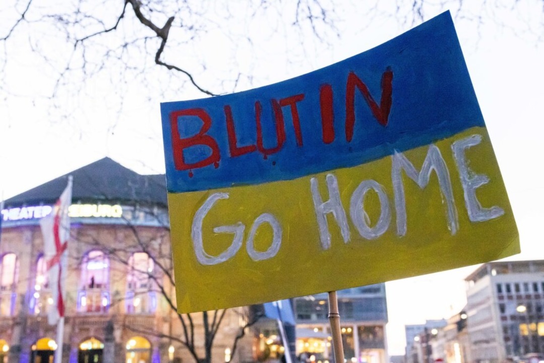 &#8222;Blutin go home&#8220; ist auf e...lands auf die Ukraine protestiert hat.  | Foto: Philipp von Ditfurth (dpa)