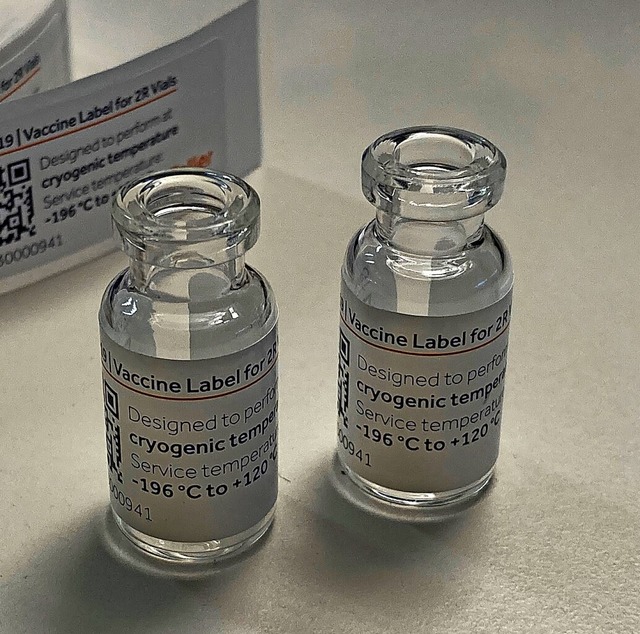 Etiketten fr Corona-Impfflschchen gehren zum Faller-Sortiment.  | Foto: Faller Packaging