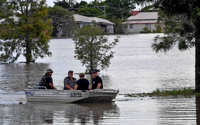 Bewohner der Stadt Lawrence knnen sich nur noch per Boot fortbewegen.   | Foto: SAEED KHAN (AFP)