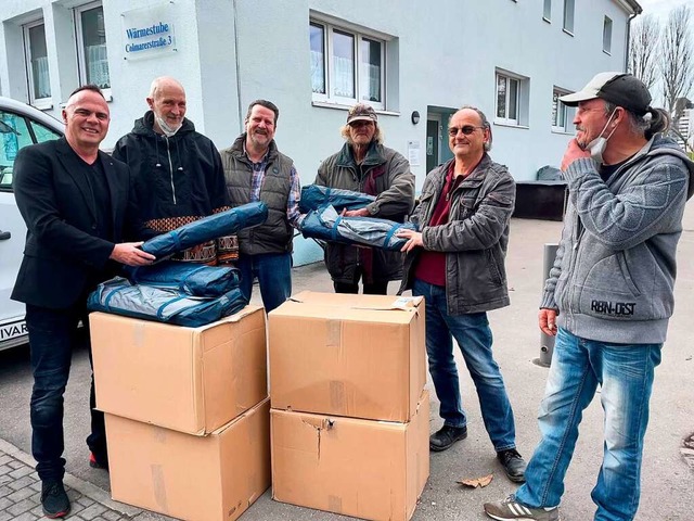 Eine Spende der Freimaurerloge Friedri...eiter von rechts)  von der Wrmestube.  | Foto: Knut Funke