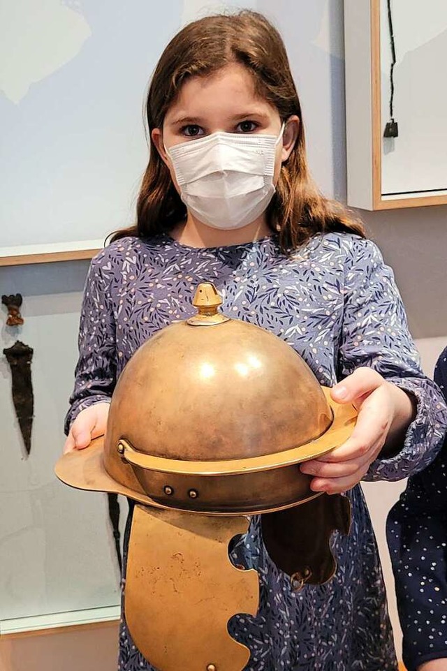 Helene Harter mit einem rmischen Helm  | Foto: Privat