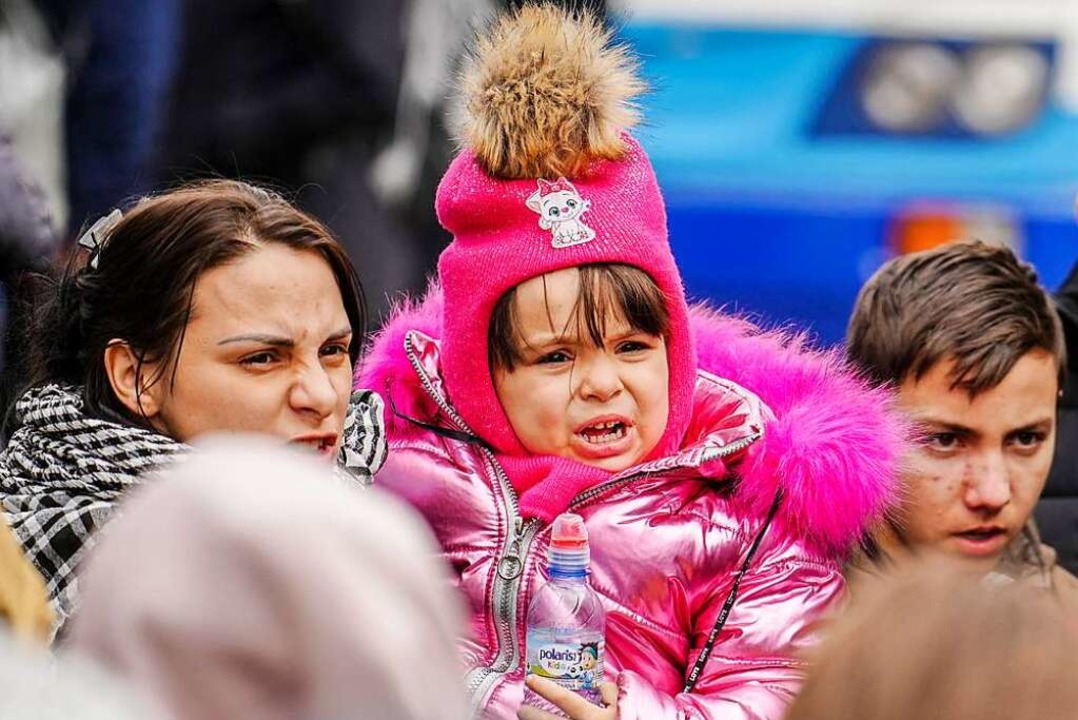 Geflchtete warten vor der Flchtlings... vor dem Krieg in der Ukraine fliehen.  | Foto: Kay Nietfeld (dpa)