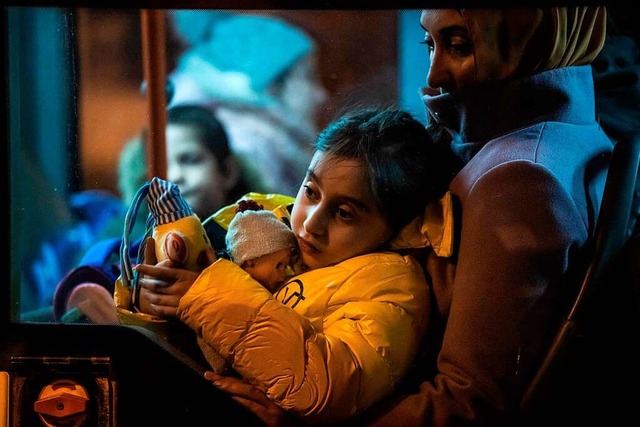 Ein junges Mdchen, das vor der russis...nach Bukarest (Rumnien) gefahren ist.  | Foto: MIHAI BARBU (AFP)