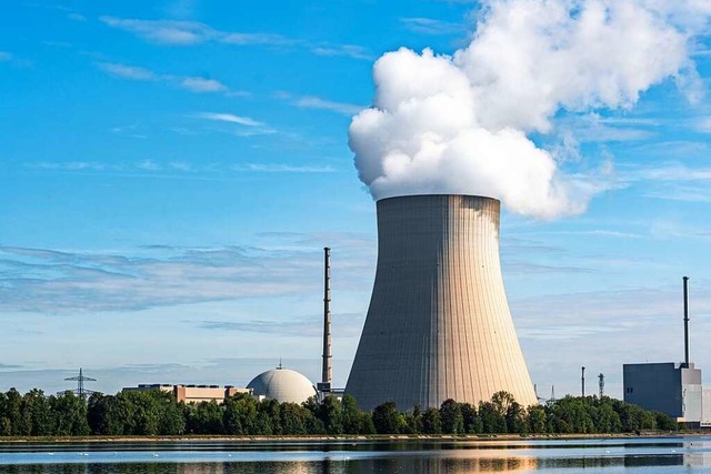 Die Atomkraftwerke Isar1 (rechts) und Isar 2 mit ihrem Khlturm   | Foto: Armin Weigel