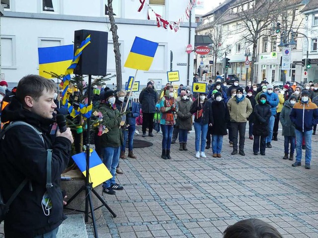 Nikolaus Andrusyk spricht zu den Menschen.  | Foto: Peter Stellmach