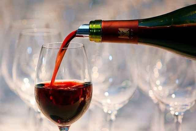 Ein Probeschluck Wein kostet am Kaiserstuhl jetzt oft Geld