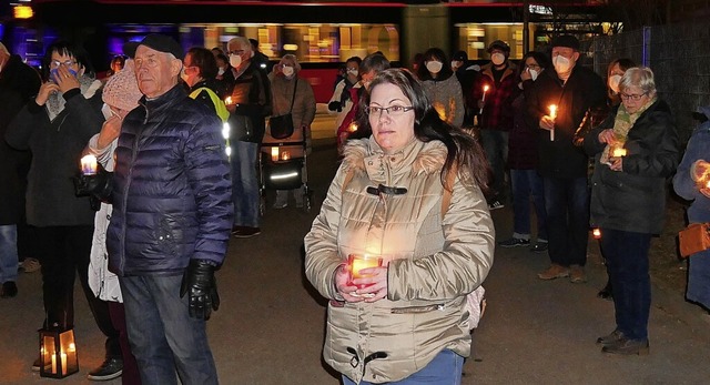 Die Friedenskundgebung begann auf dem Platz vor der Wehrer Friedenskirche.   | Foto: Michael Gottstein