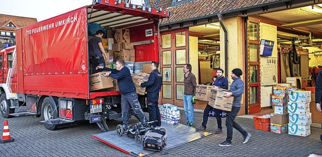 Am Gertehaus der Freiwilligen Feuerwe...rtiert und in den Lastwagen  gepackt.   | Foto: Hubert Gemmert