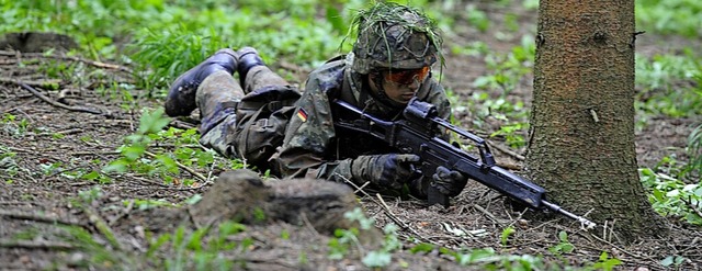 Ein Soldat der Deutsch-Franzsischen Brigade bei einer bung  | Foto: Volker Mnch