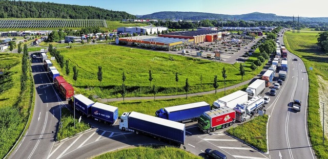 Lastwagen stauen sich auf der Bundesst... Tiengen und im Gewerbepark Hochrhein.  | Foto: go360.photo