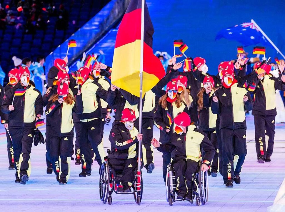 Die Fahnenträger Anna-Lena Forster (li...ngsfeier der Paralympics in Peking an.  | Foto: Jens Büttner (dpa)