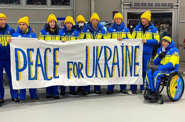 Fordern Frieden in ihrem Heimatland: M...er ukrainischen Paralympics-Delegation  | Foto: Uncredited (dpa)