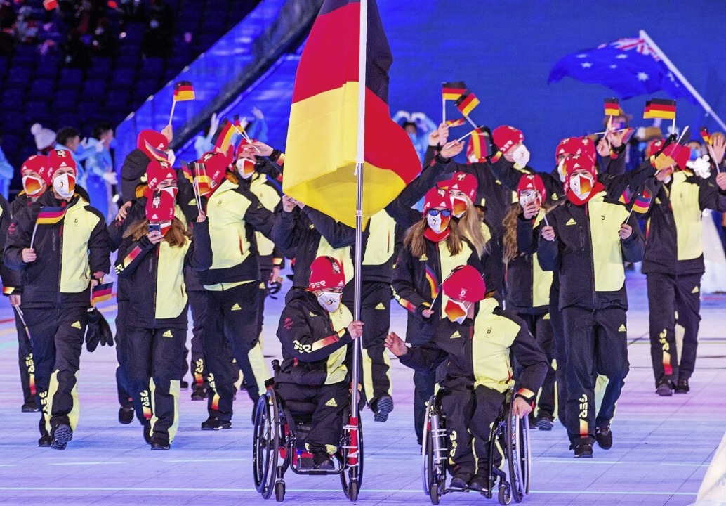 Die Fahnenträger Anna-Lena Forster (li...gsfeier der Paralympics in Peking an.   | Foto: Jens Büttner (dpa)