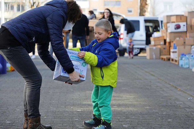 Viele Menschen bringen Sachspenden, auch dieser Junge macht mit.  | Foto: Christoph Breithaupt