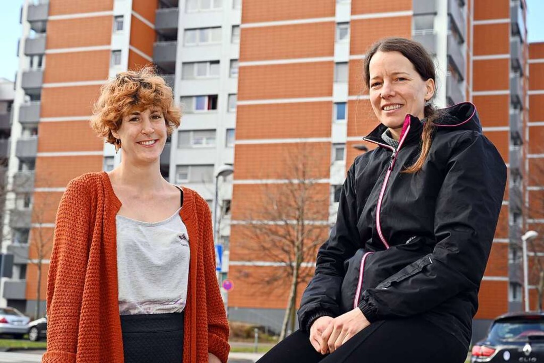 Marion Demuth (links) und Caroline Lun...genden Hochhäuser sind gleich nebenan.  | Foto: Thomas Kunz