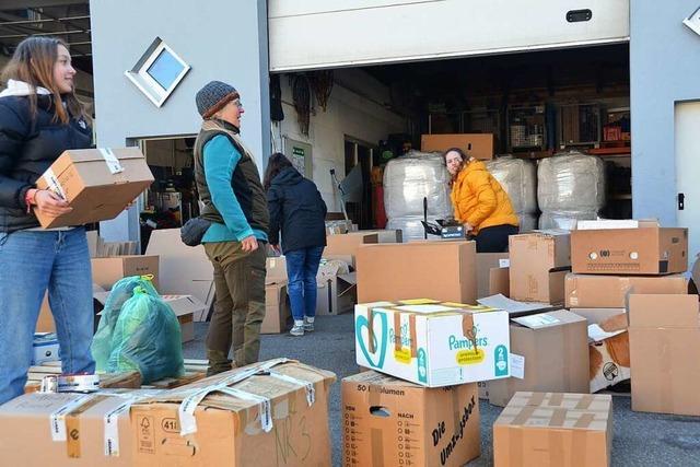 Verpacken, verkleben, verstauen: Mit dem Helferdreikampf organisiert Emmendingen einen Hilfskonvoi