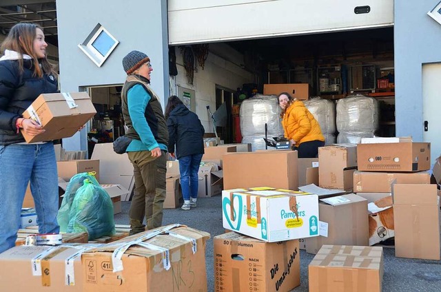 Seit dem frhen Vormittag packten  Hel...d Helfer Medikamente und Lebensmittel.  | Foto: Ulrike Strter