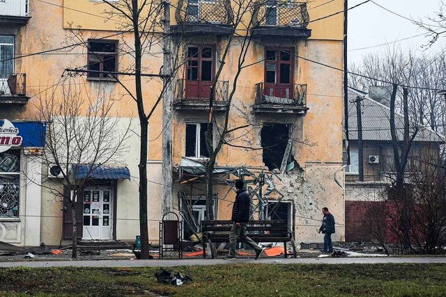 Ein Wohnhaus in Mariupol ist nach eine...hnen wrden Wasser und Strom ausgehen.  | Foto: Evgeniy Maloletka (dpa)