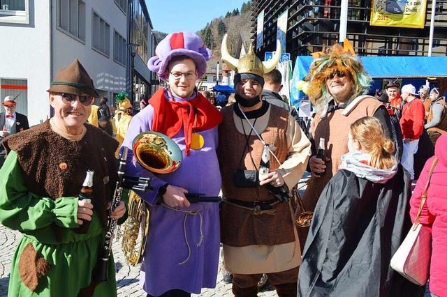 Guten Zulauf gab es bei der zweitgige...tz. Das Narrenvolk hatte seine Freude.  | Foto: Edgar Steinfelder