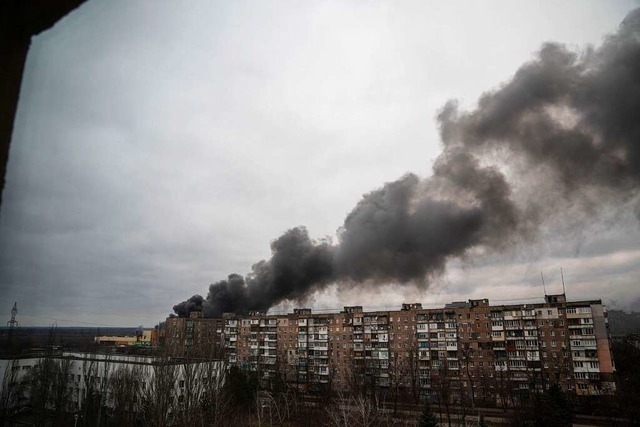 Rauch steigt auf nach dem Beschuss dur...che Streitkrfte in Mariupol, Ukraine.  | Foto: Evgeniy Maloletka (dpa)