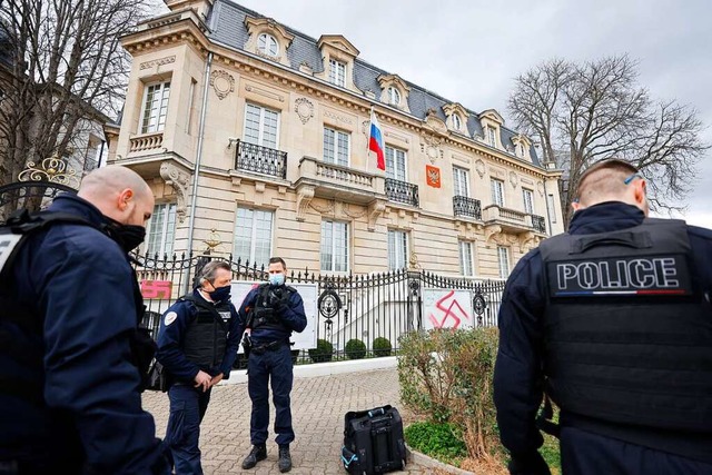 Polizei vor dem russischen Konsulat, w...nter anderem ukrainische Fahnen wehen.  | Foto: Jean-Francois Badias (dpa)