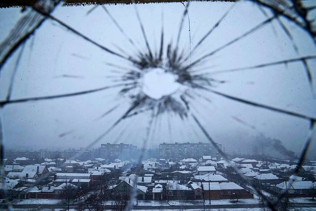 Blick aus einem durch Granatenbeschuss...ankenhausfenster in Mariupol, Ukraine.  | Foto: Evgeniy Maloletka (dpa)