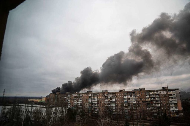 Rauch ber Mariupol nach russischen Angriffen  | Foto: Evgeniy Maloletka (dpa)