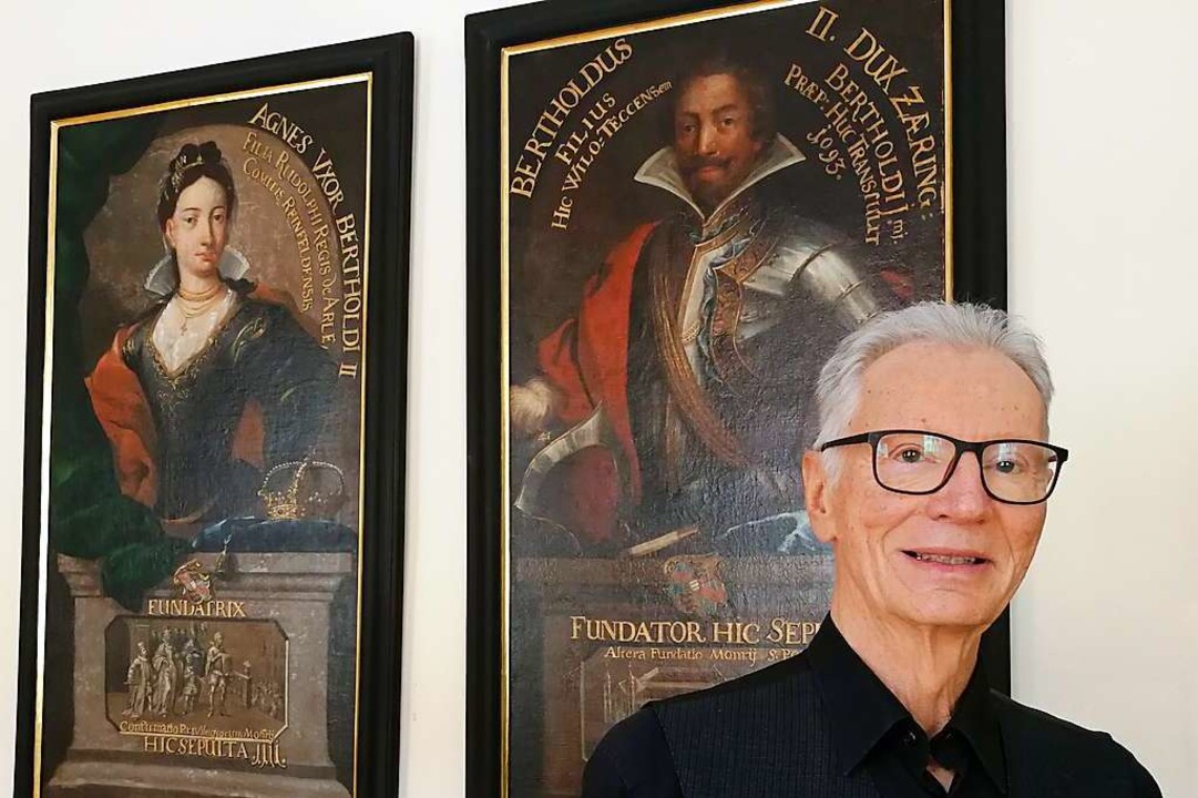 Rudolf Denk vor den Bildnissen von Zh...herzog Berthold II. und Gemahlin Agnes  | Foto: Elke Kamprad