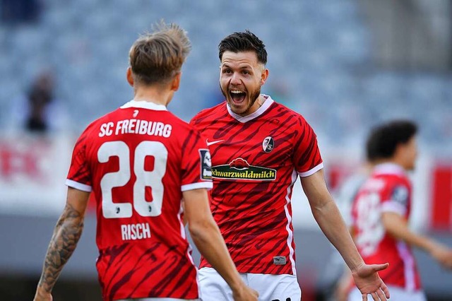 Patrik Kammerbauer (rechts) und Sascha...den 1:0-Fhrungstreffer des Sportclubs  | Foto: Achim Keller