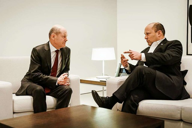 Bundeskanzler Olaf Scholz (SPD) im Ges... ber den Inhalt wurde nichts bekannt.  | Foto: Jesco Denzel (dpa)