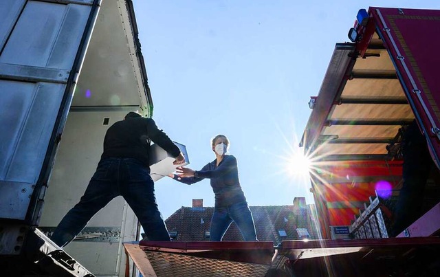 Helfer in Hannover beim Verladen von H...chen. Dafr bitten sie um Sachspenden.  | Foto: Julian Stratenschulte (dpa)