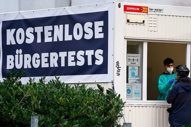 Ein Mann wird an einer Teststation auf das Coronavirus getestet.  | Foto: Marcus Brandt (dpa)