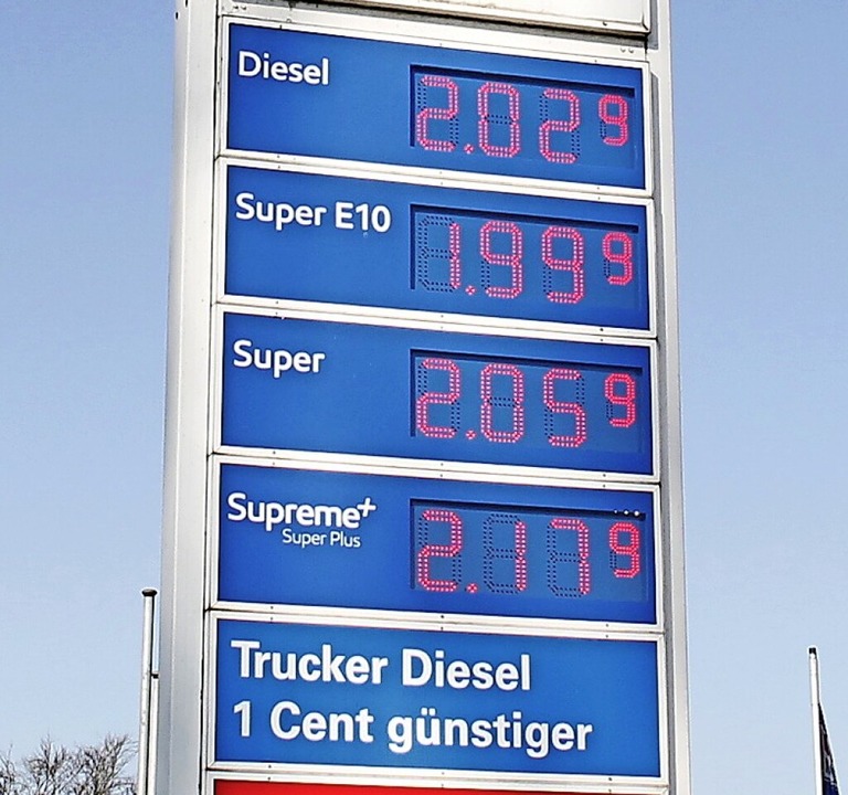 Fast 2,03 Euro kostet  Diesel am Freit...Uhr, an einer Tankstelle am Hochrhein.  | Foto:  Esteban Waid