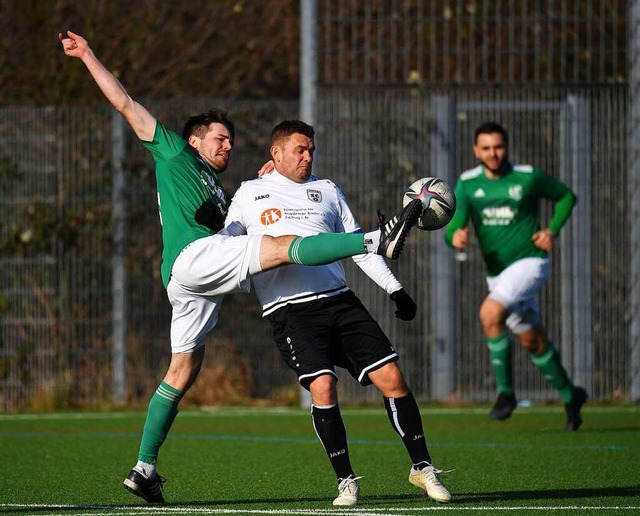 Eine Fuspitze voraus: Schutterwalds L...rger Spielertrainer Waldemar Kraus weg  | Foto: Wolfgang Kuenstle