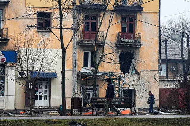 Ein Wohnhaus ist bei Angriffen in der ... aus der umkmpften Stadt zu erffnen.  | Foto: Evgeniy Maloletka (dpa)