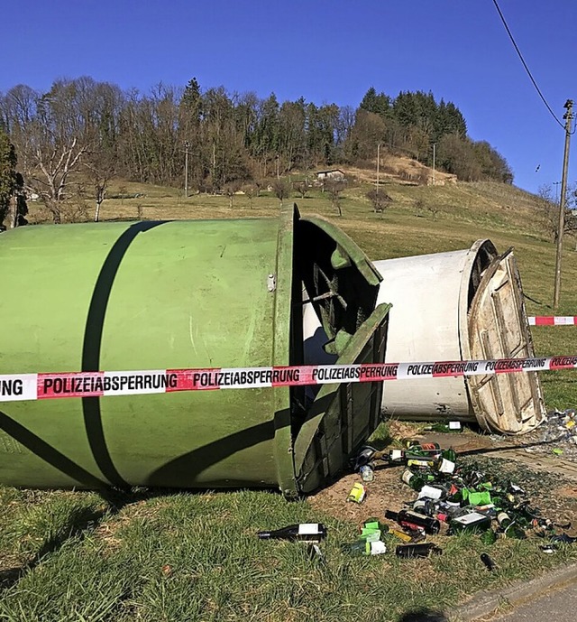 Vandalismus: Umgeworfene Glascontainer am Kuckucksbad.  | Foto: Gabriele Hennicke