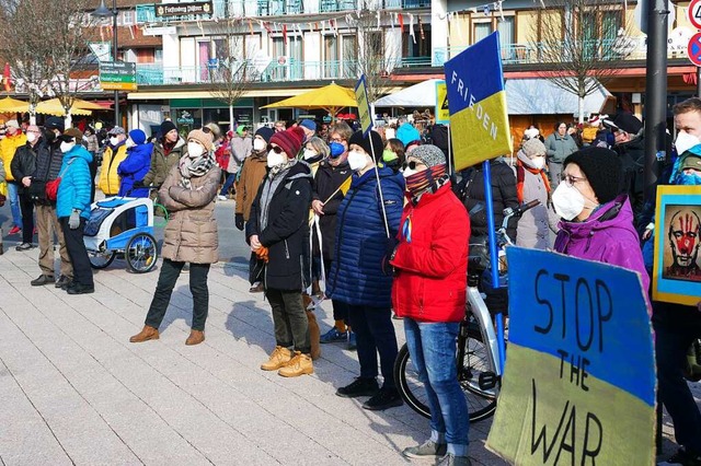 Rund 100 Menschen nahmen an der Kundge...am Sonntagnachmittag in Titisee teil.   | Foto: Eva Korinth