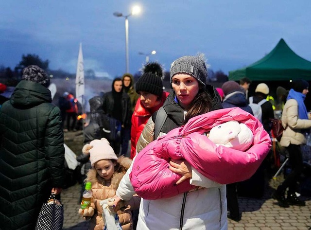 Es sind vor allem  Frauen und Kinder, ...ankommen, wie hier im Grenzort Medyka.  | Foto: Markus Schreiber (dpa)